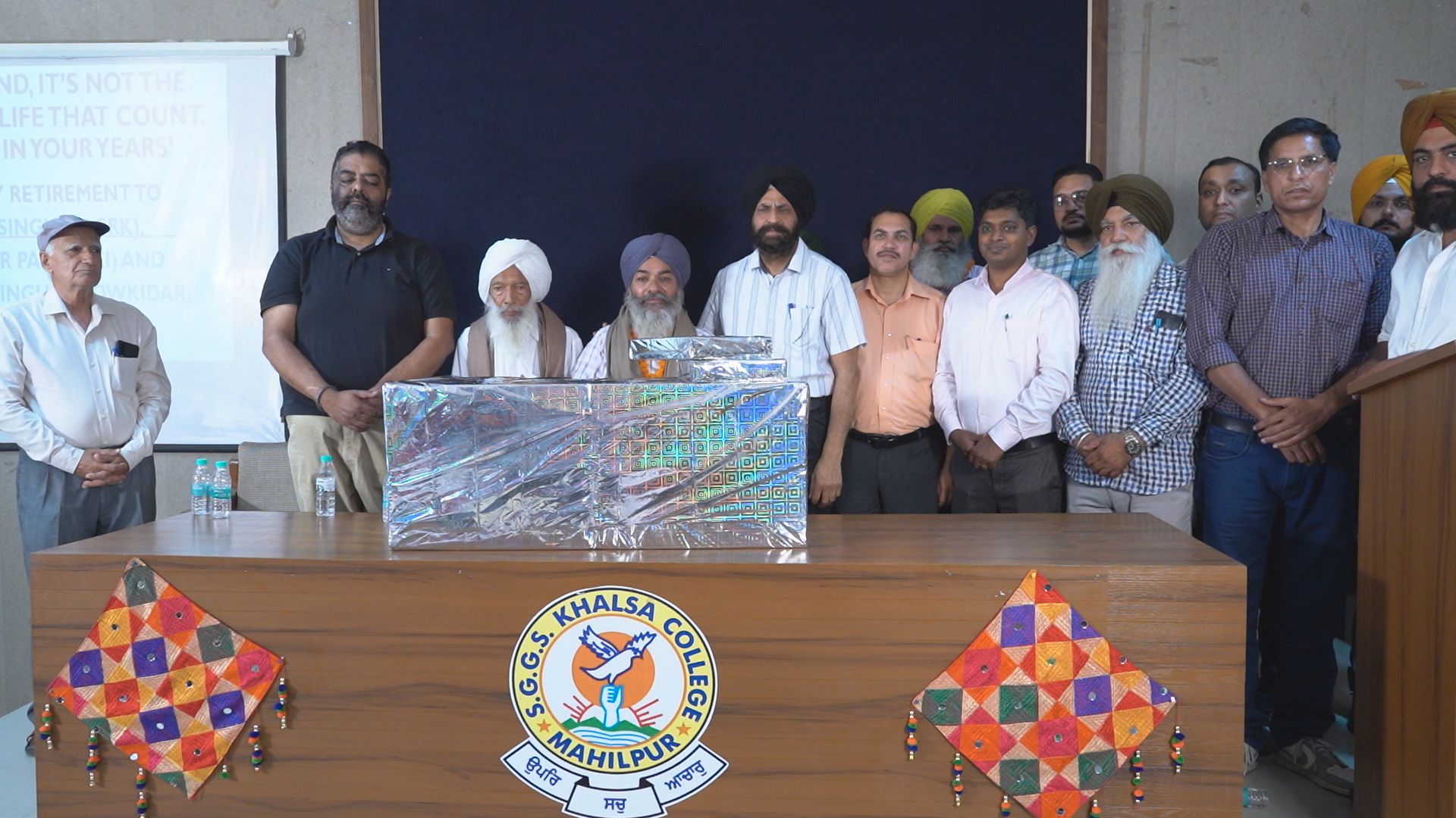 A grand farewell ceremony was organized at Khalsa College Mahilpur on the occasion of retirement of three employees.